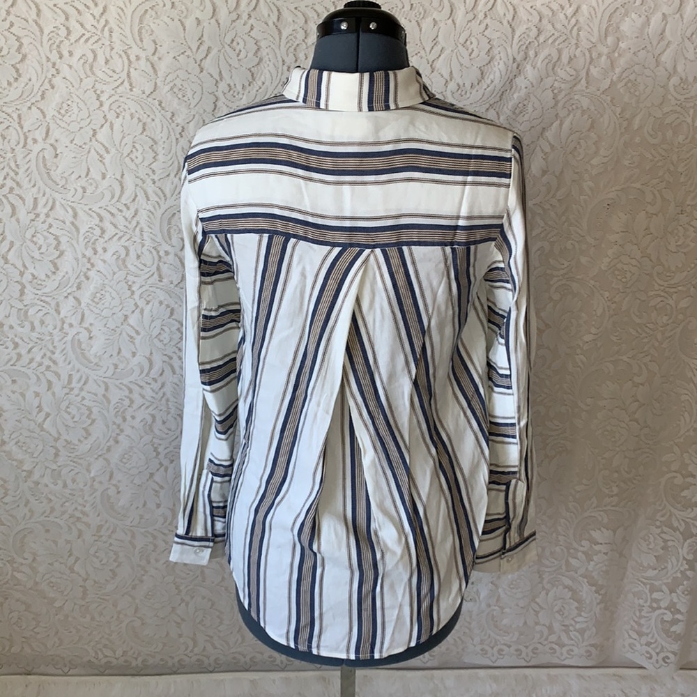 Francesca's Harper Buttoned Shirt - Picture 6 of 9